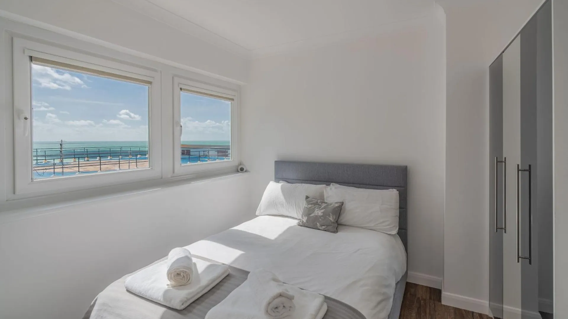 Penthouse Paradise: Beachfront Luxury with Spa & Rooftop Views Brighton Apartment