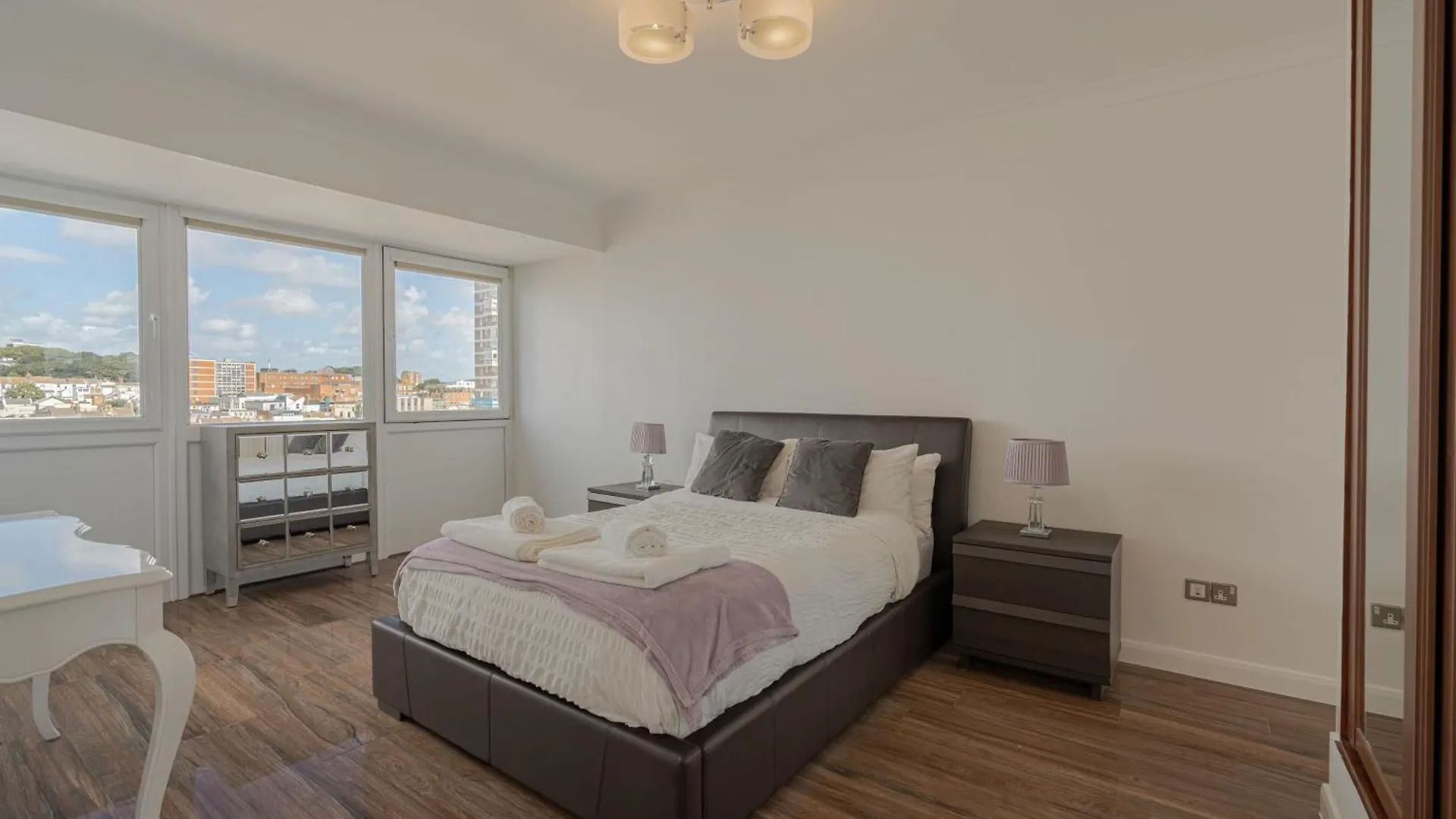 Apartment Penthouse Paradise: Beachfront Luxury with Spa & Rooftop Views Brighton United Kingdom