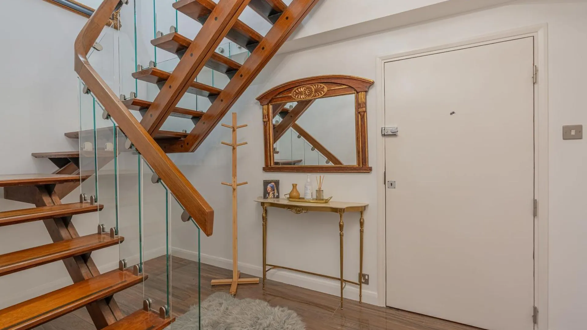 Penthouse Paradise: Beachfront Luxury with Spa & Rooftop Views Brighton