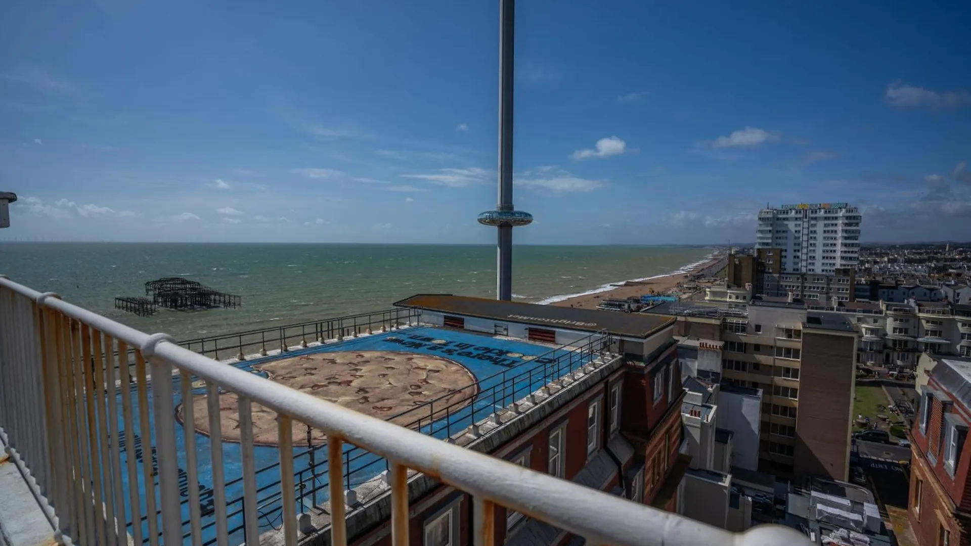 Apartment Penthouse Paradise: Beachfront Luxury with Spa & Rooftop Views Brighton