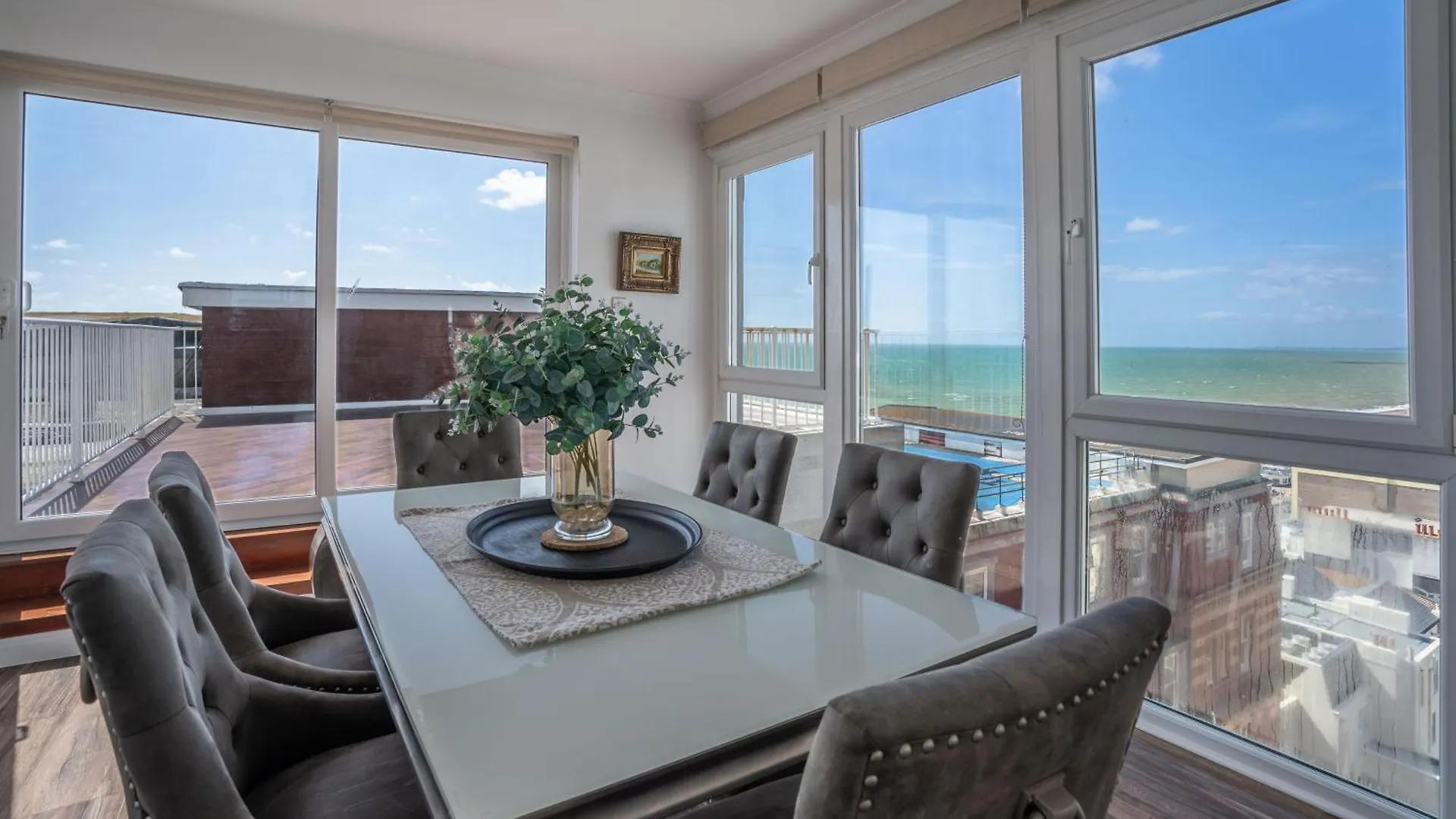 Penthouse Paradise: Beachfront Luxury with Spa & Rooftop Views Brighton Apartment
