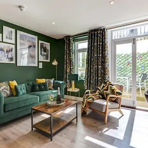  Apartment 2 Bedroom Cosy Apartment, Powis Square -