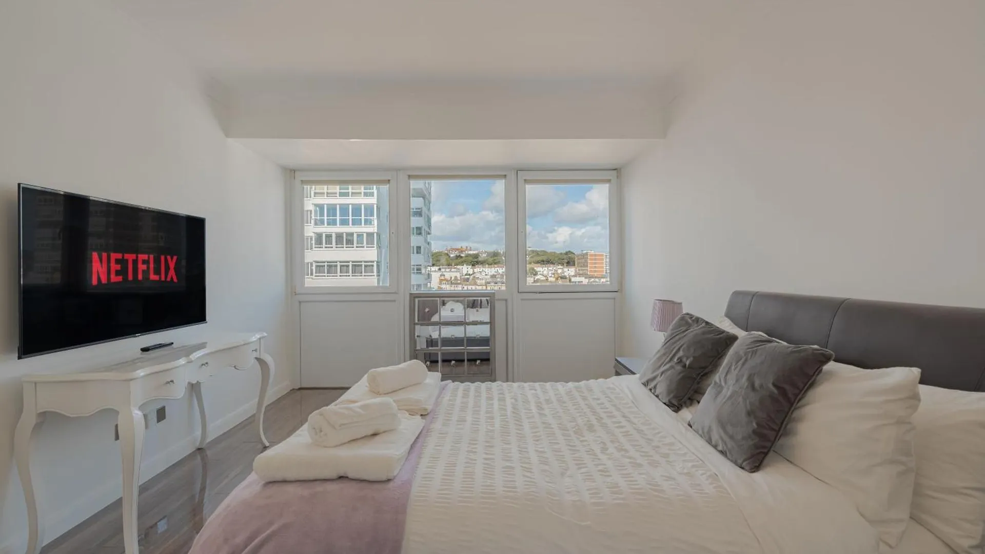 On The Beach Penthouse With Sea View - 3 Bedrooms - Roof Balcony - Spa, Sauna, Gym And Pool - Sleeps 6 Брайтонн 0*,  Великобритания